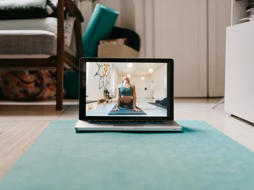 Sanftes Online Yoga und Achtsamkeit mit Manu - Vivere Vital