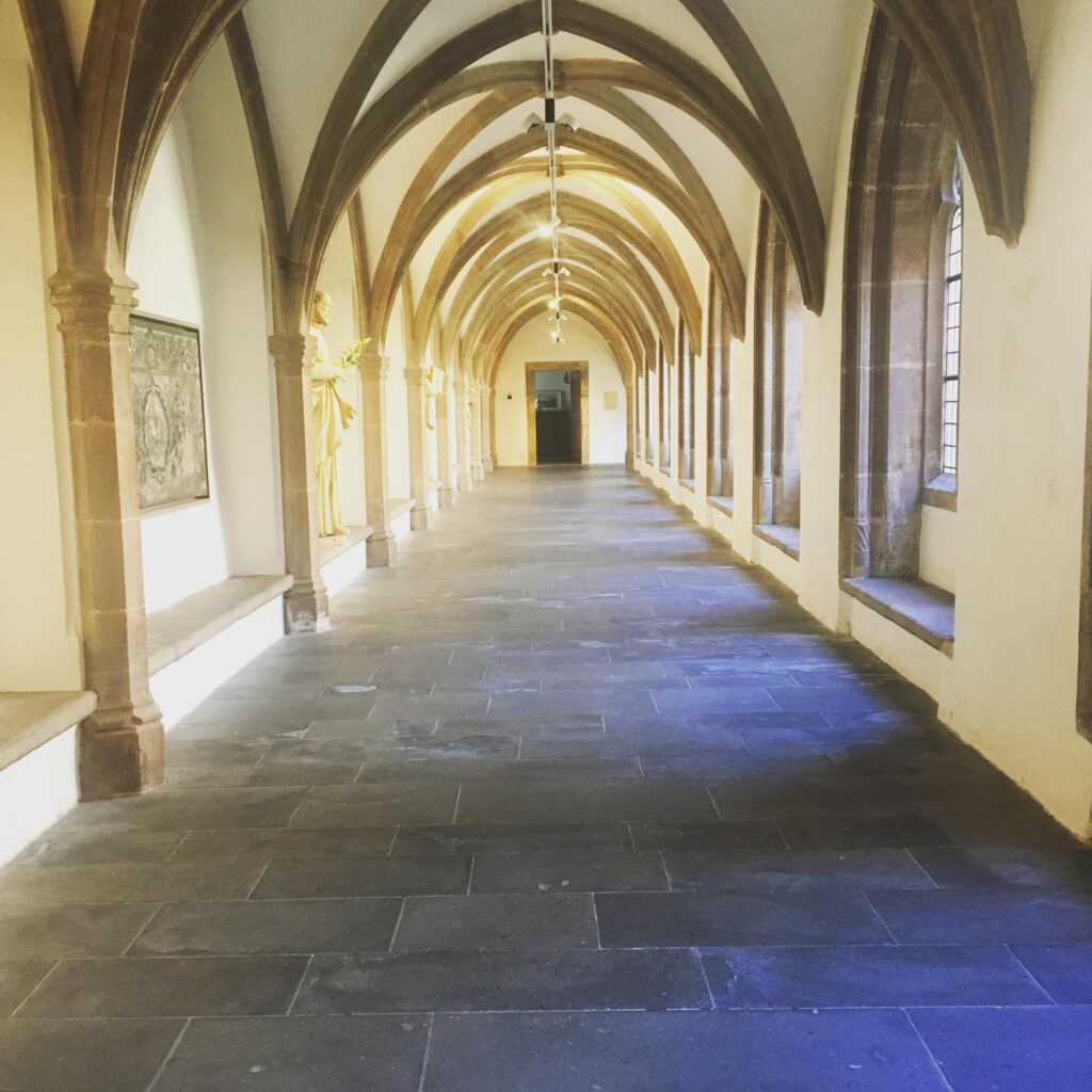 Auszeit im Kloster mit Yoga, Achtsamkeit und Meditation die innere Ruhe stärken
