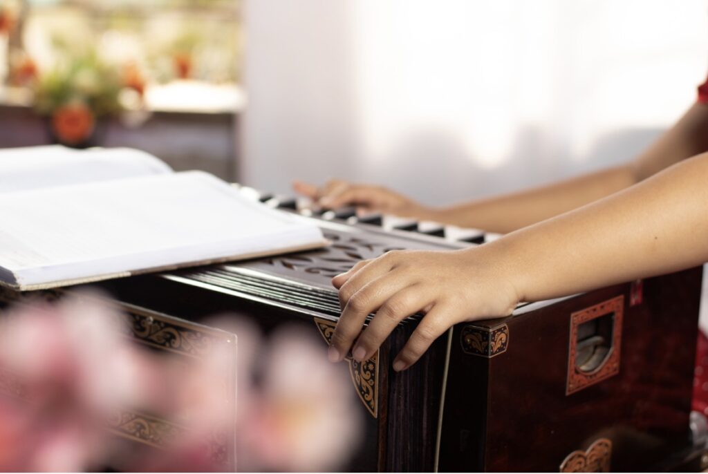 Das indische Harmonium im Einsatz beim Bhakti Yoga Retreat. Mantren, Meditation und Klang harmonisieren Körper, Geist und Seele in spiritueller Atmosphäre bei Yoga Retreat im Kloster.