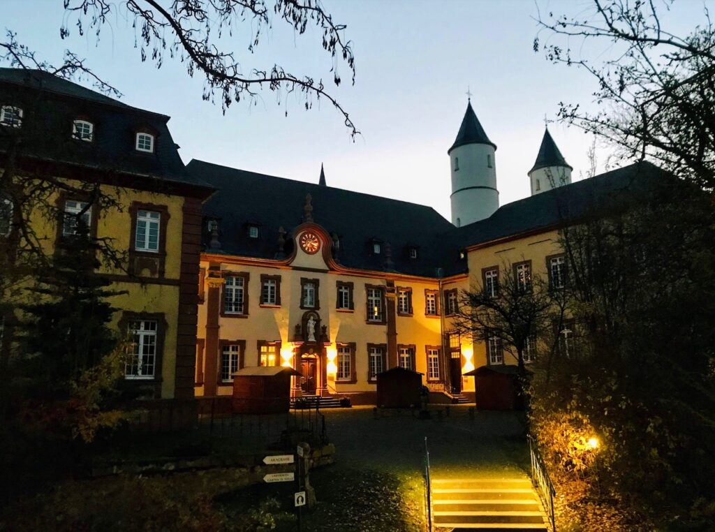 Kloster Steinfeld finden viele Yoga Wochenenden in NRW mit uns statt. Innere Ruhe, Gelassenheit und Harmonie stärken.