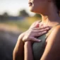 Teilnehmer praktizieren Releasing Yoga & Yin Yoga mit Klangschalen im Seminarhaus Karneol. Tiefe Entspannung und Stressabbau