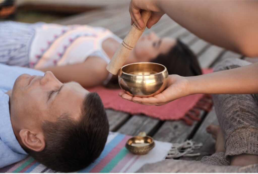 Meditation und Entspannung fördern Stressabbau und innere Harmonie. Klangschalen bei einem Soul & Yin Yoga Retreat im Kloster
