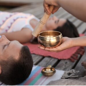 Meditation und Entspannung fördern Stressabbau und innere Harmonie. Klangschalen bei einem Soul & Yin Yoga Retreat im Kloster