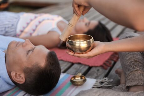 Meditation und Entspannung fördern Stressabbau und innere Harmonie. Klangschalen bei einem Soul & Yin Yoga Retreat im Kloster