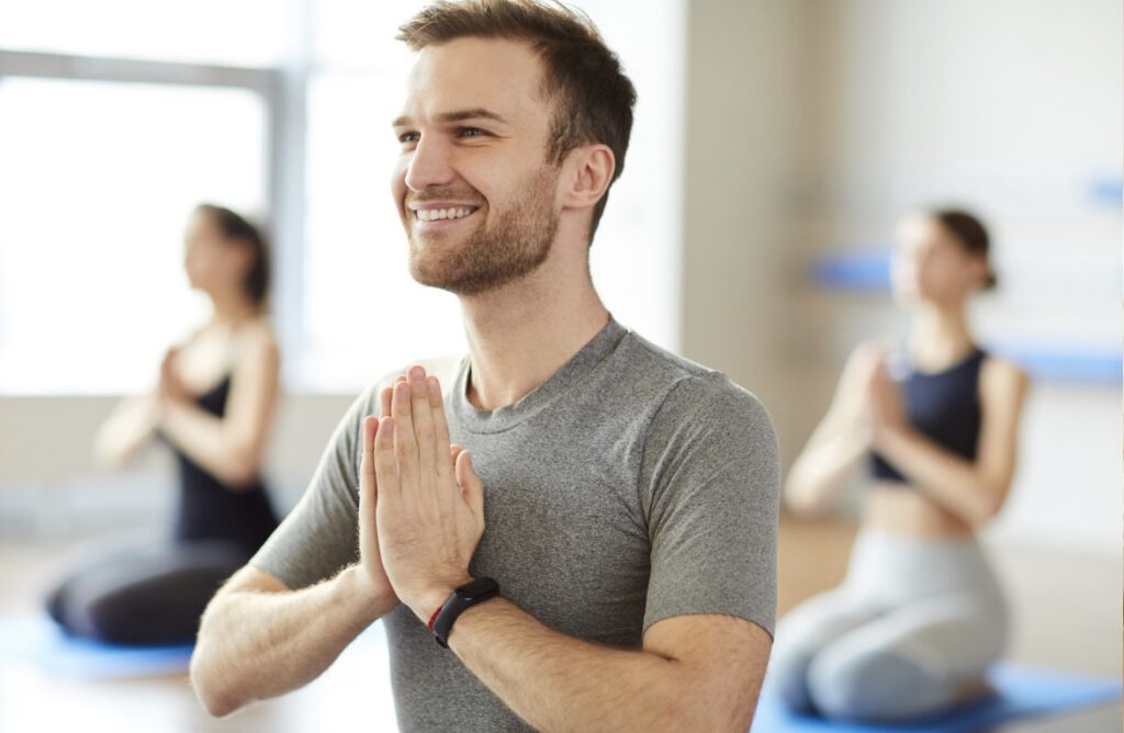 Teilnehmende nehmen an einem Yin Yoga Wochenende im Kloster teil. Mind Detox mit Yin Yoga, Meditation und Gedankenfasten die innere Ruhe stärken und Stress abbauen