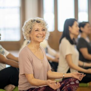 Teilnehmende praktizieren Slow Yoga - Relax Yin Yoga im Kloster Steinfeld - innere Ruhe, Balance, Entspannung - Yoga Retreat 2025