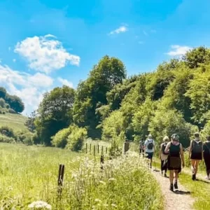 Eine Gruppe mit Vivere Vital mit Yoga und Wandern in der Eifel unterwegs. Entspannung und Erholung für Körper, Geist und Seele.
