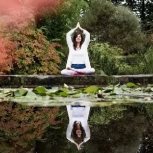 Teilnehmer beim Motion & Releasing Yoga Retreat im Kloster Steinfeld. Entspannung und Stressabbau durch Yoga und Achtsamkeit mit Vivere Vital.