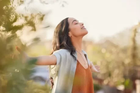 Teilnehmer beim Motion & Releasing Yoga Wochenende im Kloster mit Vivere Vital. Entspannung, Achtsamkeit und innere Balance erleben.