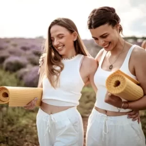 Menschen praktizieren Soul Yoga, Meditation und Achtsamkeit während eines Yoga-Wochenendes im Kloster Steinfeld. Tiefe Entspannung & innere Balance mit Vivere Vital.