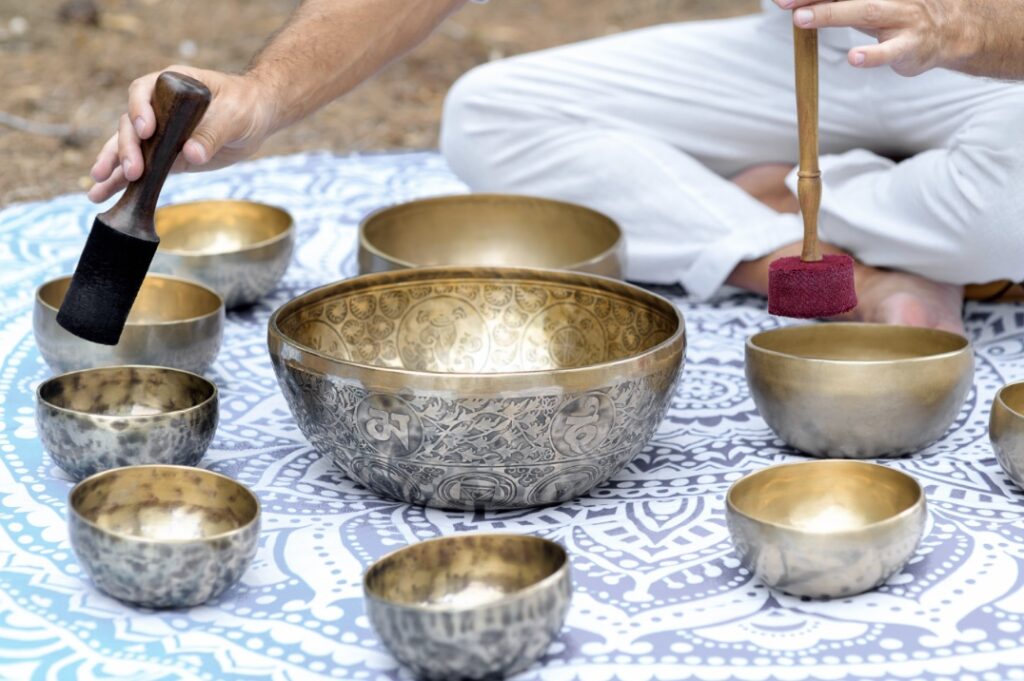 Klangschalen bei einem Yoga Retreat – Meditation und Entspannung fördern Stressabbau und innere Harmonie.