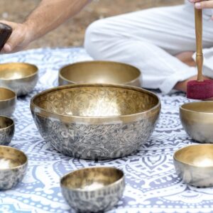 Klangschalen bei einem Yoga Retreat – Meditation und Entspannung fördern Stressabbau und innere Harmonie.