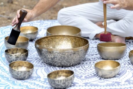 Klangschalen bei einem Yoga Retreat – Meditation und Entspannung fördern Stressabbau und innere Harmonie.