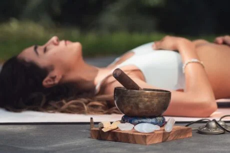 Meditation und Entspannung fördern Stressabbau und innere Harmonie. Klangschalen bei einem Soul & Yin Yoga Retreat im Kloster