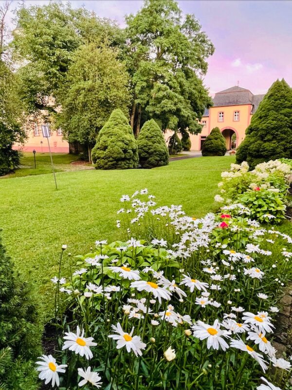Park der Klosteranlage Steinfeld – Seminarort in der Eifel