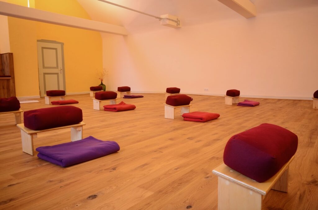 Yoga- und Meditationsraum im Kloster Steinfeld – Ein Ort der Ruhe für Yoga, Meditation und Achtsamkeit während des Retreats.