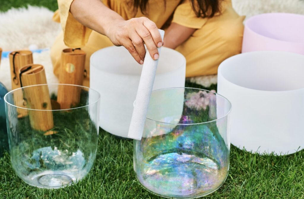 Teilnehmende genießen ein entspannendes Yoga Wochenende im Kloster Steinfeld in NRW mit sanften Yoga-Flows, Yin Yoga, Meditation und tiefgehender Entspannung durch Crystal Bowls und tibetische Klangschalen.