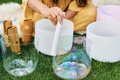 Teilnehmende genießen ein entspannendes Yoga Wochenende im Kloster Steinfeld in NRW mit sanften Yoga-Flows, Yin Yoga, Meditation und tiefgehender Entspannung durch Crystal Bowls und tibetische Klangschalen.