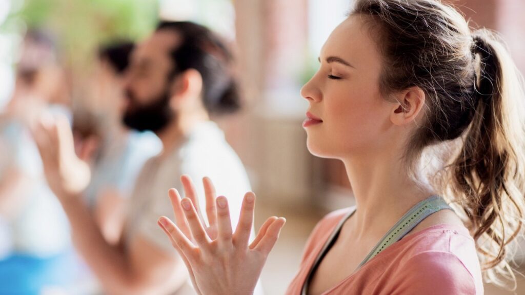 Teilnehmer beim Mind Detox Schweige- und Stille-Retreat im Kloster Bestwig. Mit Yin Yoga, Meditation, Achtsamkeit und Naturerfahrungen innere Ruhe finden.