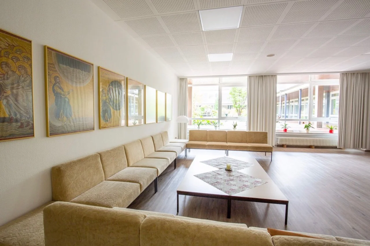 Mind Detox: Stille - Slow Yoga Retreat - Meditation - innere Ruhe & Naturerlebnis 7 Ein Aufenthaltsraum im Kloster Bestwig (Sauerland). Perfekt für ein Yoga Wochenende für innere Einkehr, Ruhe spüren und regenerieren