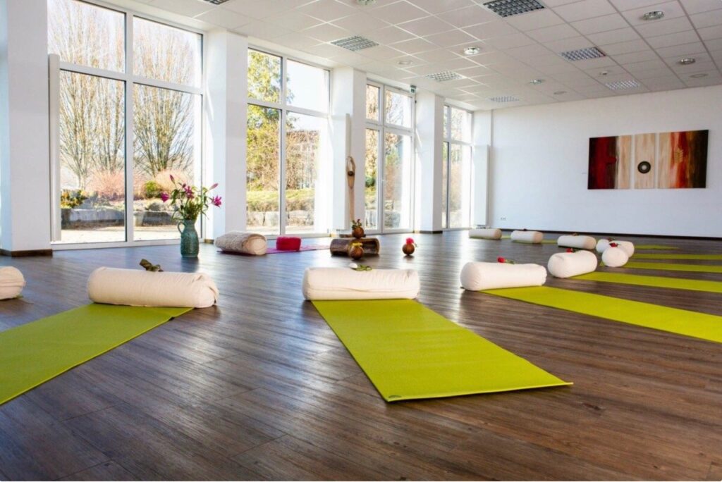 Das ist der Yoga Raum auf ein Yoga Wochenende im Sauerland, ein Yoga Wochenende im KLOSTER MIT Stille, Schweigen, Basenfasten, Naturerlebnis - innere Ruhe und Regeneration spüren.
