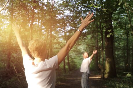 Resilienz stärken für den (Berufs-)Alltag - Yoga, Naturerfahrung & Meditation 1 Frau und Mann praktizieren Achtsamkeitsmeditation zur Stressbewältigung und Resilienzsteigerung in der Natur und im Kloster