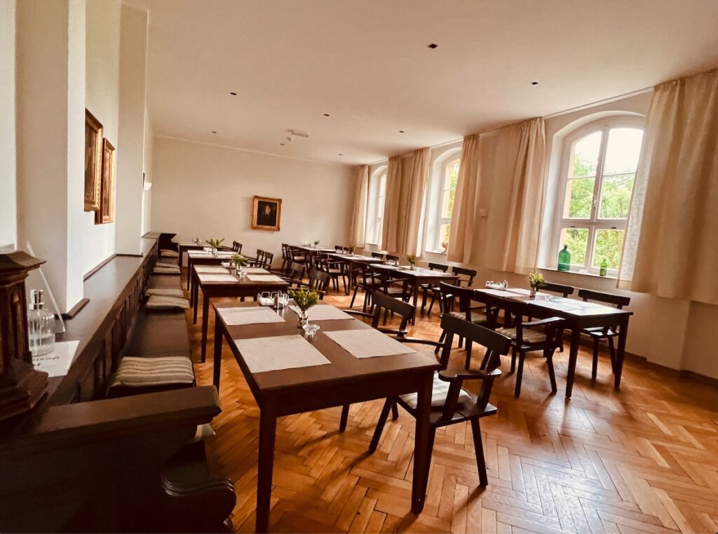 gemütlicher Speiseraum unserer Yoga Auszeit im Kloster Vinnenberg