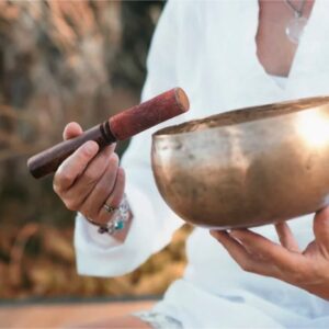 Klangschalen im Einsatz bei einem Slow Yin Yoga Retreat. Meditation und Klang fördern Entspannung, innere Ruhe und Harmonie.