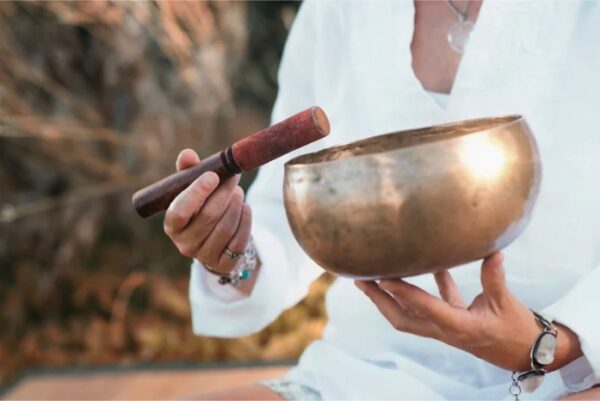 Klangschalen im Einsatz bei einem Slow Yin Yoga Retreat. Meditation und Klang fördern Entspannung, innere Ruhe und Harmonie.