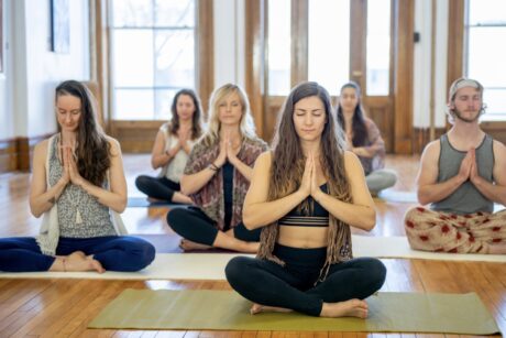 Teilnehmer beim Soul Yoga Wochenende im Kloster Steinfeld, NRW. Entspannung, Achtsamkeit und innere Ruhe fördern Harmonie für Körper, Geist und Seele.