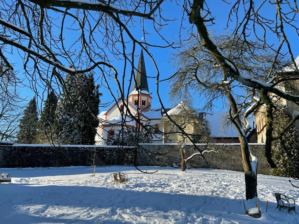 Soul & Yin Yoga Retreat, Meditation - Entspannung mit Klangschalen 6 Historisches Kloster Steinfeld in der Eifel, umgeben von ruhiger Natur. Veranstaltungsort für Slow Yoga Retreats mit Fokus auf Achtsamkeit, Entspannung und Stressabbau mit Vivere Vital