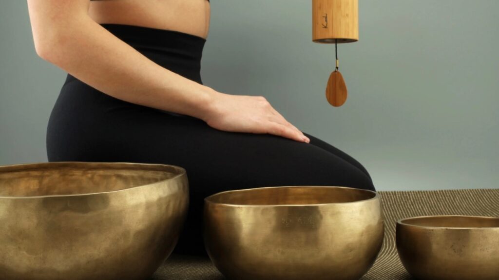 Slow Yoga mit Klangschalen im Kloster, für Achtsamkeit, innere Ruhe und Harmonie – Yoga Retreat mit Vivere Vital.