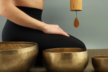 Slow Yoga mit Klangschalen im Kloster, für Achtsamkeit, innere Ruhe und Harmonie – Yoga Retreat mit Vivere Vital.