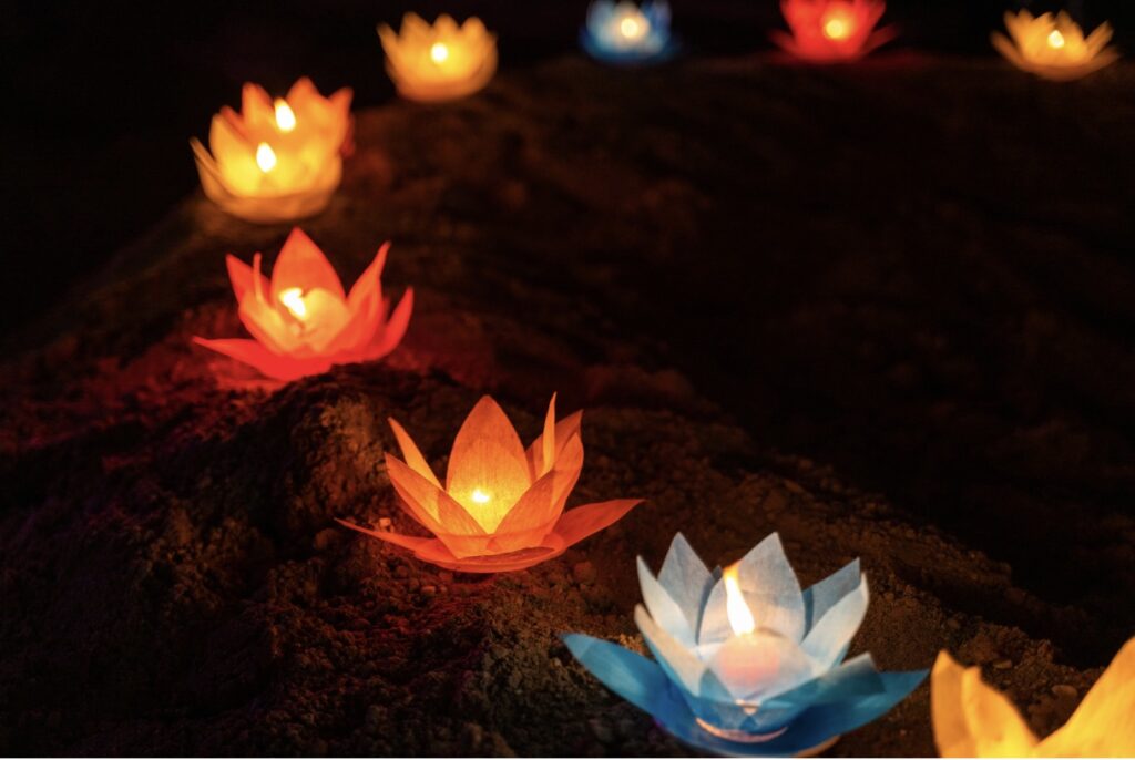 Kerzen und Teilnehmer beim Neujahr Retreat mit Soul Yoga, Yin Yoga und Gedankenfasten im Kloster. Entspannung und innere Ruhe mit Vivere Vital erleben.