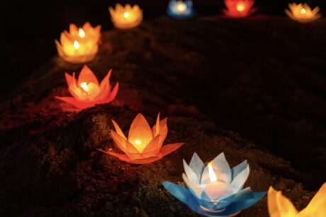 Kerzen und Teilnehmer beim Neujahr Retreat mit Soul Yoga, Yin Yoga und Gedankenfasten im Kloster. Entspannung und innere Ruhe mit Vivere Vital erleben.