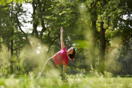 Menschen praktizieren Soul Yoga & Achtsamkeit – Meditatives Yoga Retreat für mehr innere Balance im Kloster Steinfeld. Entspannung & Erholung mit Vivere Vital.