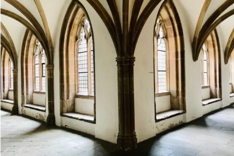Oster Retreat - Soul & Relax, Yin Yoga Woche, Wandern; Gedankenruhe im Kloster 6 Historischer Kreuzgang im Kloster Steinfeld, ein Ort der Ruhe und Besinnung. Perfekte Kulisse für Slow Yoga Retreats mit Achtsamkeit und Meditation.