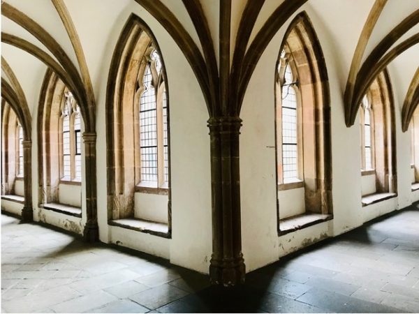 Historischer Kreuzgang im Kloster Steinfeld, ein Ort der Ruhe und Besinnung. Perfekte Kulisse für Slow Yoga Retreats mit Achtsamkeit und Meditation.