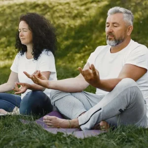 Teilnehmer praktizieren restoratives Soul Yoga und Achtsamkeitsmeditation in ruhiger Natur der Eifel – Retreat für innere Ruhe mit Vivere Vital – eine restorative Soul Yoga Woche