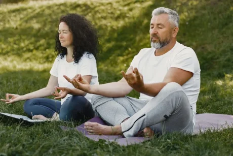 Teilnehmer praktizieren restoratives Soul Yoga und Achtsamkeitsmeditation in ruhiger Natur der Eifel – Retreat für innere Ruhe mit Vivere Vital – eine restorative Soul Yoga Woche