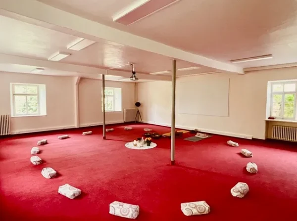 Einladender warmer Yoga-Raum im Kloster Steinfeld, ideal für Slow Yoga Retreats und Yin Yoga Retreats. Helle, ruhige Atmosphäre für Meditation, Achtsamkeit und Entspannung mit Vivere Vital.