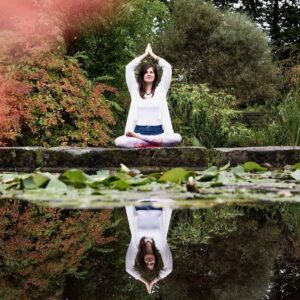 Das Bild zeigt Teilnehmer eines Motion & Releasing Yoga Retreats im Kloster Steinfeld, eingebettet in die idyllische Landschaft der Eifel.