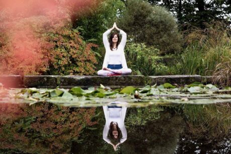 Das Bild zeigt Teilnehmer eines Motion & Releasing Yoga Retreats im Kloster Steinfeld, eingebettet in die idyllische Landschaft der Eifel.