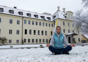 Menschen praktizieren restoratives Soul Yoga meets Achtsamkeit, Meditation für mehr innere Ruhe - Vivere Vital - ein Yoga Retreat Wochenende in Bayern