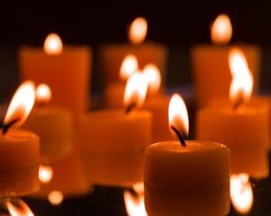 Teilnehmerinnen praktizieren LichtYoga im Kerzenschein während eines Yoga-Workshops in Düsseldorf und Ratingen zur Entspannung und inneren Balance.