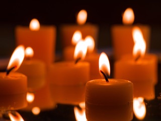 Teilnehmerinnen praktizieren LichtYoga im Kerzenschein während eines Yoga-Workshops in Düsseldorf und Ratingen zur Entspannung und inneren Balance.