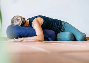 Teilnehmende praktizieren Slow und Yin Yoga in der friedvollen Atmosphäre im Kloster Steinfeld, um Erholung und Entspannung zu spüren mit Meditation, Achtsamkeit und innere Ruhe - Vivere Vital