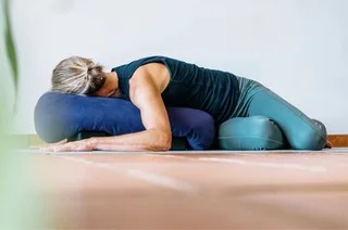 Teilnehmende praktizieren Slow und Yin Yoga Retreat in der friedvollen Atmosphäre im Kloster Steinfeld (Eifel/NRW), um Erholung und Entspannung zu spüren mit Meditation, Achtsamkeit und innere Ruhe - Vivere Vital