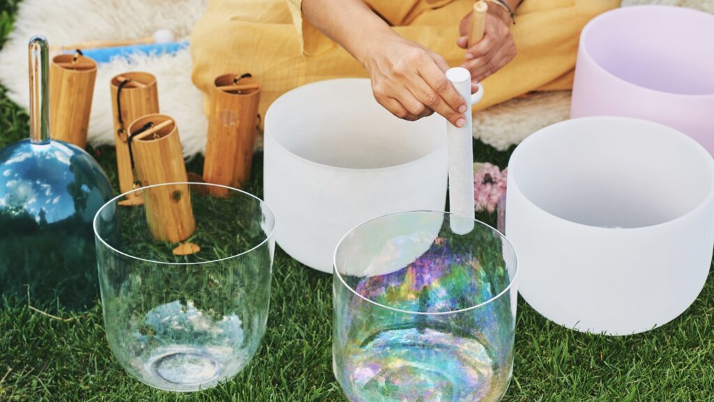 Soundbath mit Klangschalen und Crystal Bowls während eines Soul & Yin Yoga Retreats in NRW zur Entspannung, Harmonisierung und Beruhigung des Nervensystems.