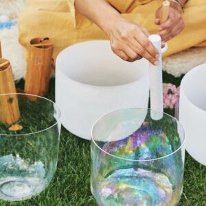 Soundbath mit Klangschalen und Crystal Bowls während eines Soul & Yin Yoga Retreats in NRW zur Entspannung, Harmonisierung und Beruhigung des Nervensystems.
